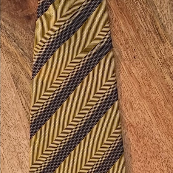 JOS A. BANK MEN’S GOLD & ROYAL BLUE 100% SILK NECKTIE/PRE-OWNED/EXTRAORDINARY!! - Picture 1 of 2